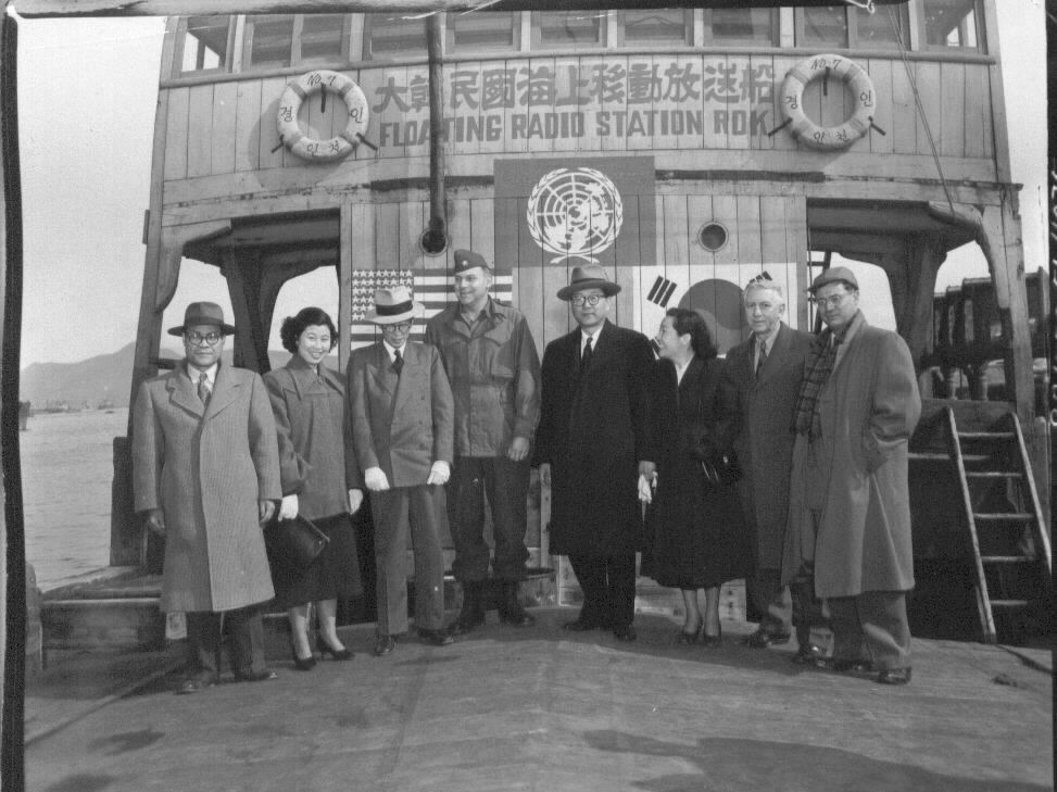1951. 2. 15. 대한민국해상이동방송선 'HLKT'을 방문한 장면 총리 일행(오른쪽에서 네 번째).