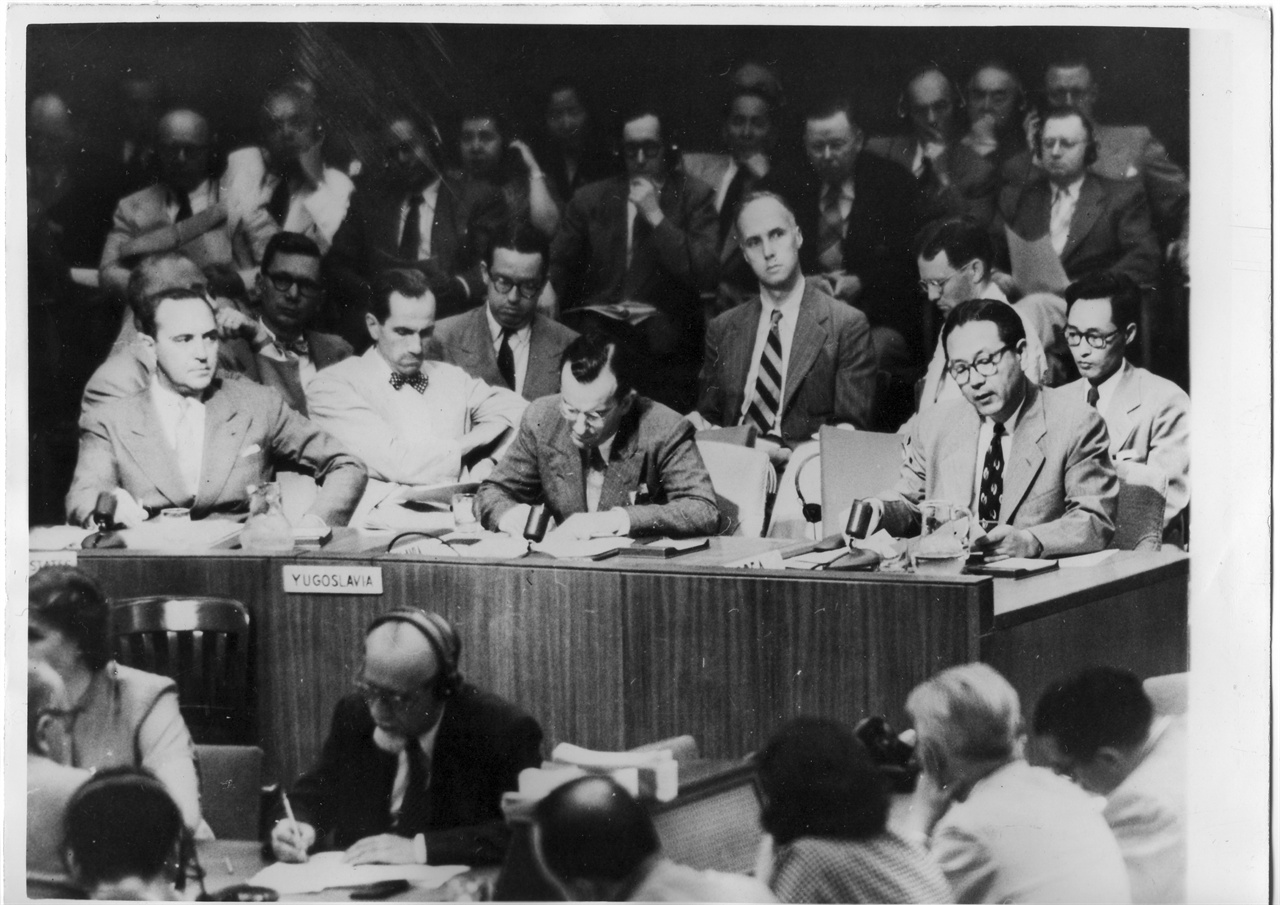 1950. 6. 27. 뉴욕, 장면 주미대사가 유엔안전보장이사회에서 한국전쟁에 대하여 우방의 지원을 호소하는 연설을 하고 있다(오른쪽 끝). 