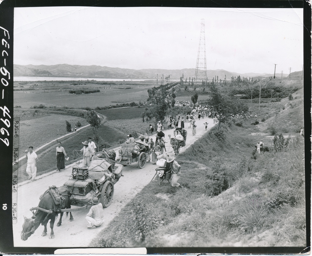 피란길에 나선 경북 안동군민들(1950. 7.)