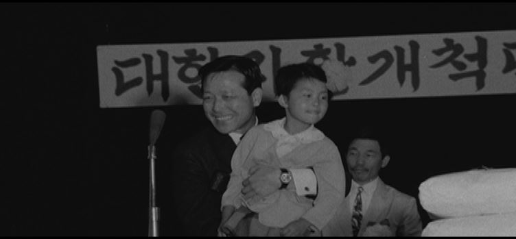  대한자활개척단 발대식에서 연설하고 있는 김종필, 1968년 5월 13일
- 뒤로 대한자활개척단 단장 김춘삼의 모습이 보인다.