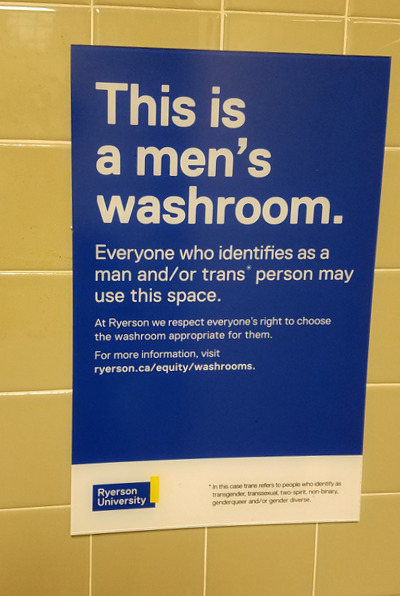 남성으로 정체화 하는 모든 사람 혹은 트랜스젠더퀴어인 사람은 이 화장실을 이용할 수 있음. 우리는 모두가 맞는 화장실을 고를 권리를 존중함.
