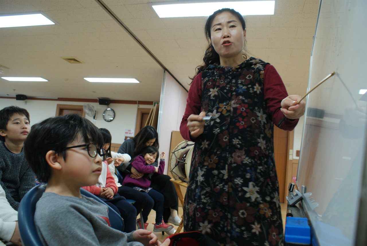 전통문화 예술 강사 오순주 단장이 놀이학교에 참여한 아이들에게 국악동요를 가르치고 있다.