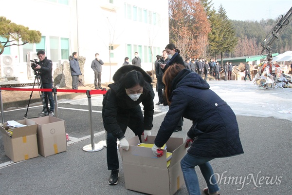 한국수자원공사 4대강 문서 파기 의혹과 관련, 19일 국가기록원은 한국수자원공사에서 해당 문서들에 대한 분류 및 검증 작업을 벌였다. 사진은 1차 확인을 통해 확보된 문서를 박스에 담아 정밀 검증 장소로 이동하고 있는 국가기록원 직원들.