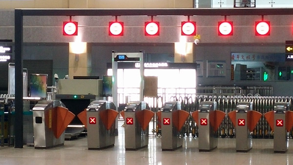 중국에선 공항은 물론, 기차역, 지하철역, 버스터미널 등 공공시설 곳곳에 보안검색대가 설치되어 있다. 이용객이 많은 시간대에는 상당한 시간이 소요되기도 한다.