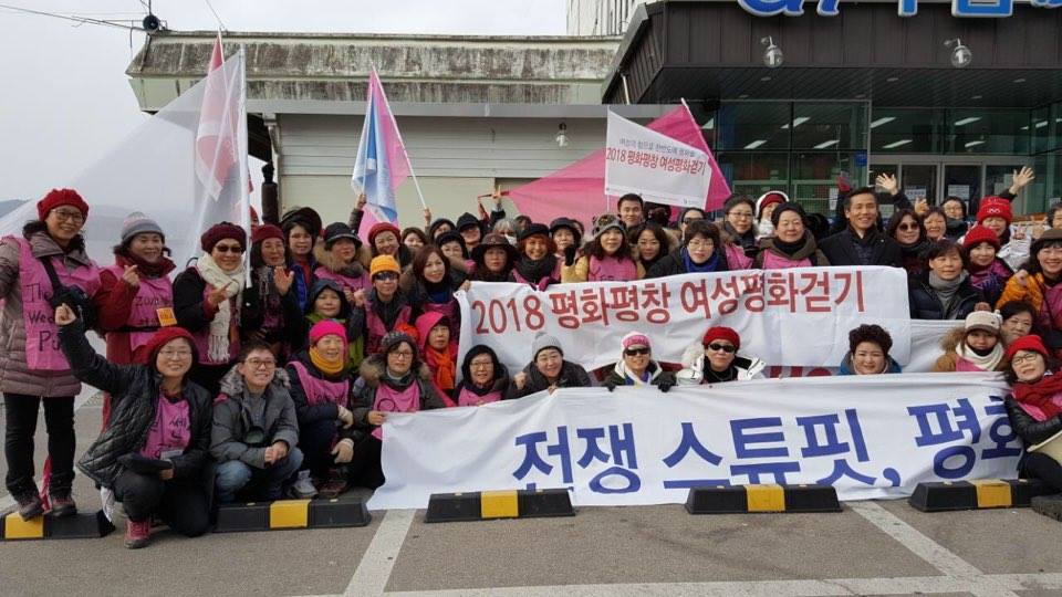 걷기를 마치고 단체 사진을 찍었다.