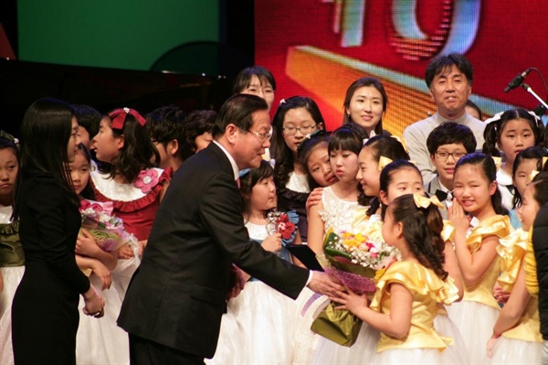 2013년 3월 19일 열린 '윤이상 동요제'에 참석한 김동진 통영시장 모습