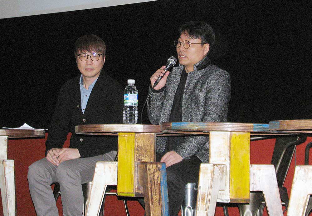  19일 저녁 종로 서울극장에서 <1987> 상영 직후 영화 제작 동기 등을 설명하고 있는 김경찬 작가(오른쪽) 
