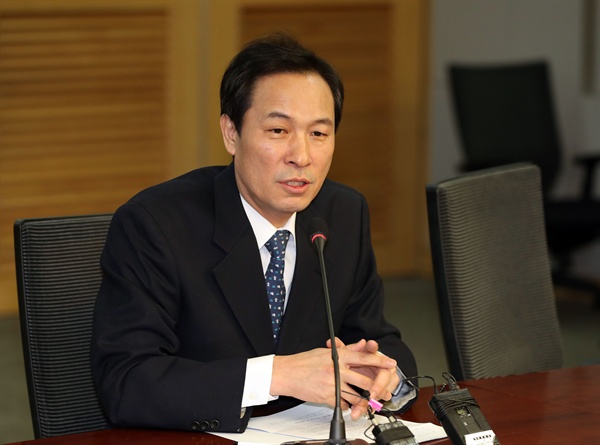 더불어민주당 우상호 의원이 21일 오전 국회 의원회관에서 열린 서울시장 출마 의사를 공식화하는 기자간담회에서 출마 결심의 배경을 설명하고 있다.