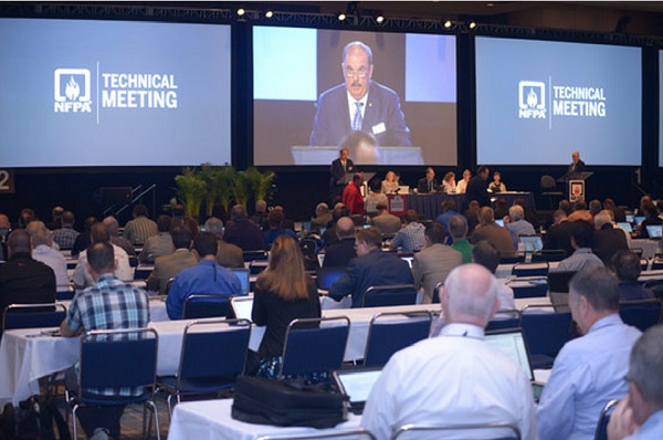지난 2015년 시카고에서 개최된 미국방화협회 화재경보설비 관련 기술위원회에 참석한 사람들이 토론을 경청하고 있다. 