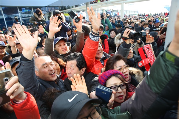 지난 21일 강릉역에 도착한 현송월 삼지연관현악단 단장을 비롯한 북한 예술단 사전점검단을 시민들이 환영하고 있다.