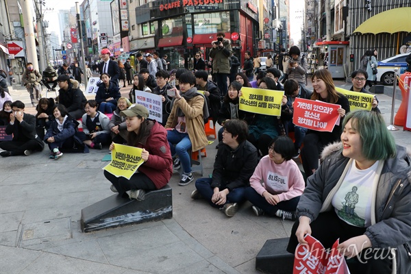 청소년들이 21일 오후 대구시 중구 동성로 중앙파출소 앞에서 참정줜을 요구하는 발언대를 열고 있다.