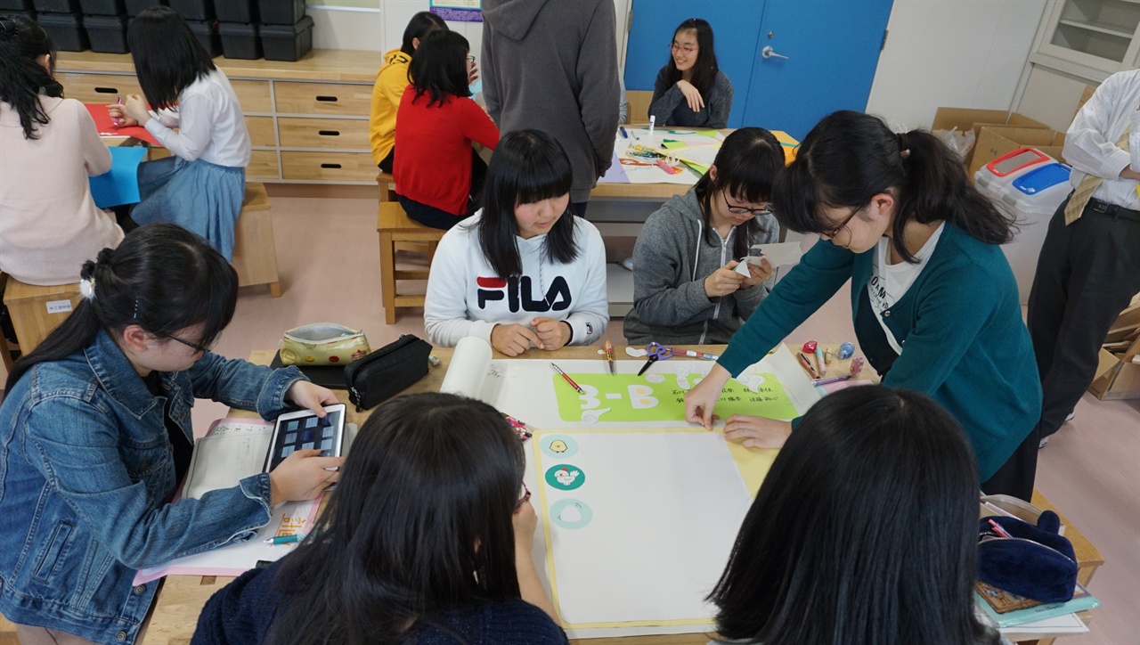 "조별 공동작업" 가이세이 중등교육학교의 가정 시간에 학생들이 조별로 공동 작업을 하고 있다.