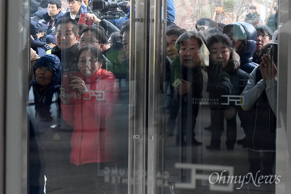 평창 동계올림픽 참가를 앞둔 북한 예술단 사전점검단이 21일 오후 공연 예정 장소인 강원도 강릉시 강릉아트센터를 방문할 예정인 가운데, 시민들이 건물내부를 관심있게 지켜보고 있다.