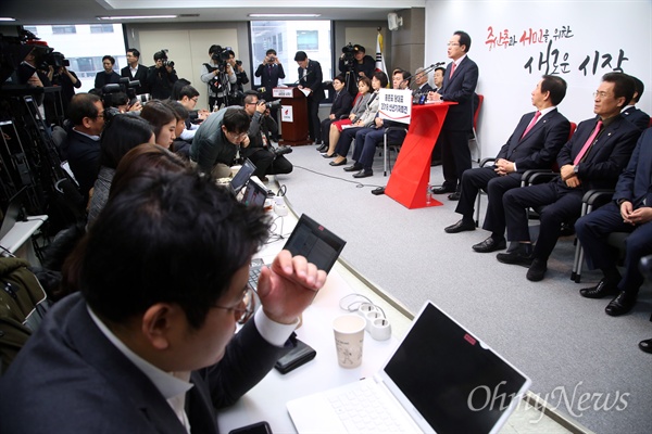 홍준표 자유한국당 대표가 22일 오전 서울 여의도 당사에서 연 신년 기자회견에서 기자 질문에 답하고 있다. 