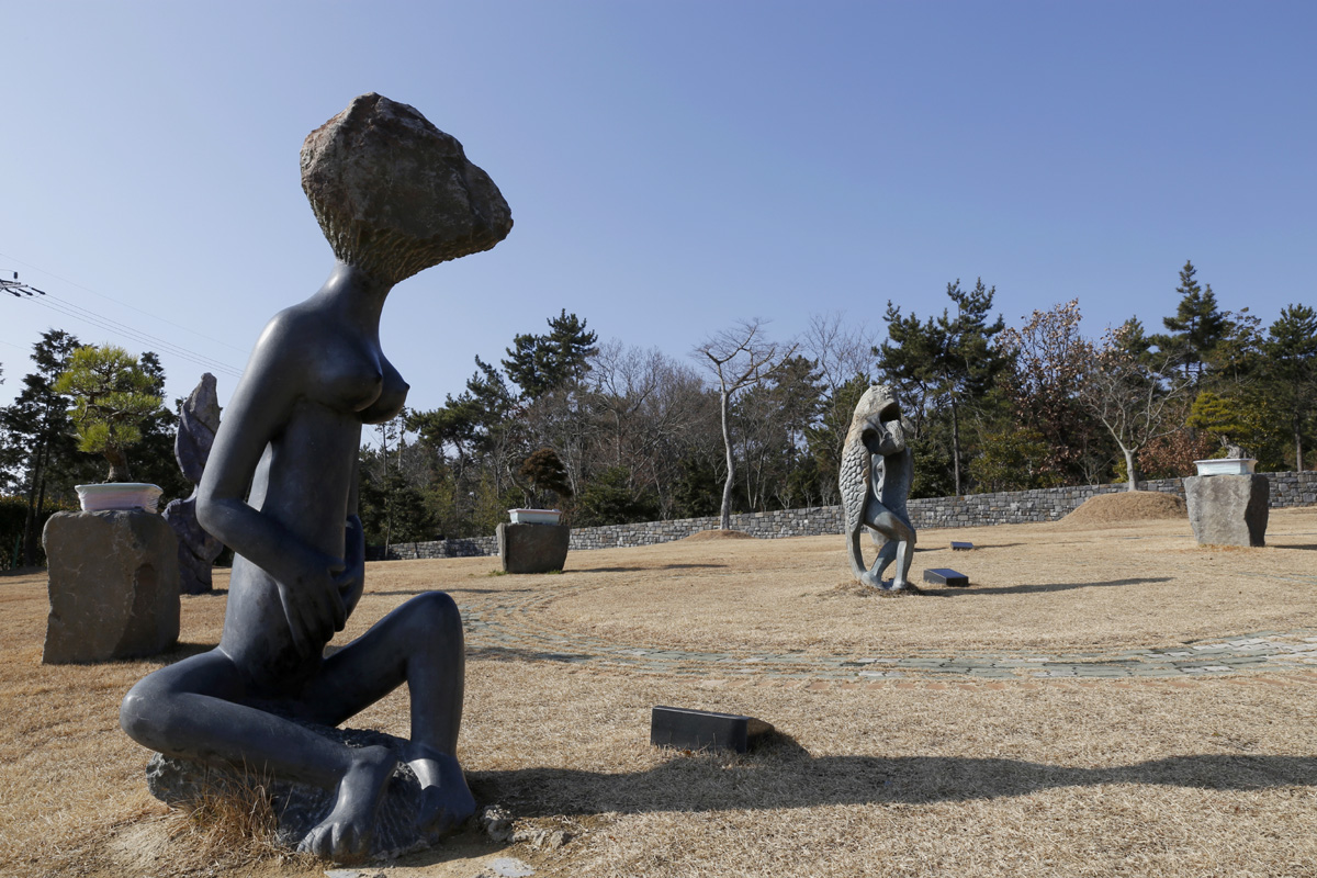 송공산 분재공원의 쇼나조각. 스케치나 밑그림을 그리지 않고, 정과 망치로 돌을 쪼아내 표현한 것이 특징이다. 자연조각이라는 점에서 서구의 조각과 차이를 보인다.