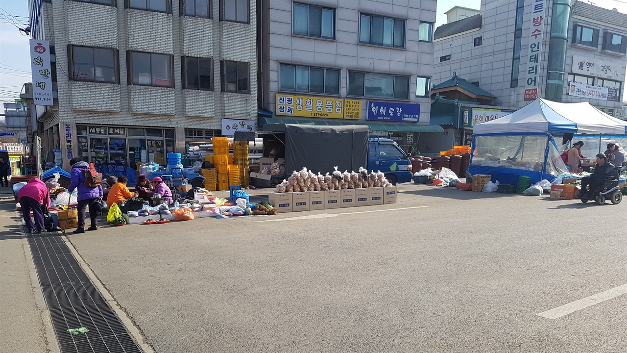 시골 면소재지 장터의 한가한 오후. 손수 농사 지은 각종 농산물들을 내다 팝니다.