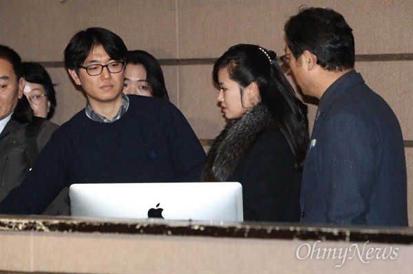 국립극장 점검하는 현송월 단장 현송월 삼지연관현악단 단장이 이끄는 평창동계올림픽 북한 예술단 사전점검단이 방남 이틀째인 22일 오후 공연장 후보 시설인 서울 중구 국립극장을 방문해 해오름극장 내부를 둘러보고 있다.