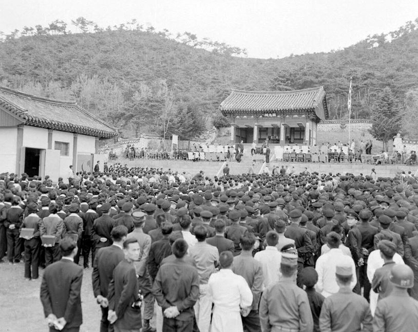 1963년 현충사 행사 사진 구 현충사에서 행사가 진행되고 있다. 박정희의 성역화 작업이 이뤄지기 전이다. 