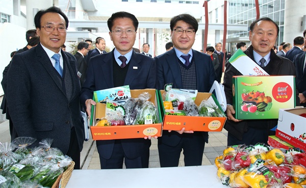 경남도는 22일 겨울철 시설하우스 재배 농산물 소비촉진과 판매행사를 열었다.
