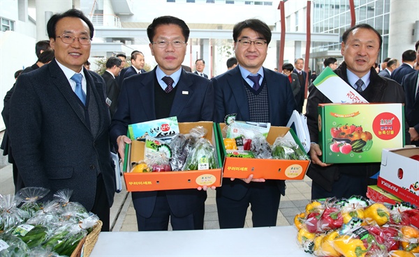  경남도는 22일 겨울철 시설하우스 재배 농산물 소비촉진과 판매행사를 열었다.
