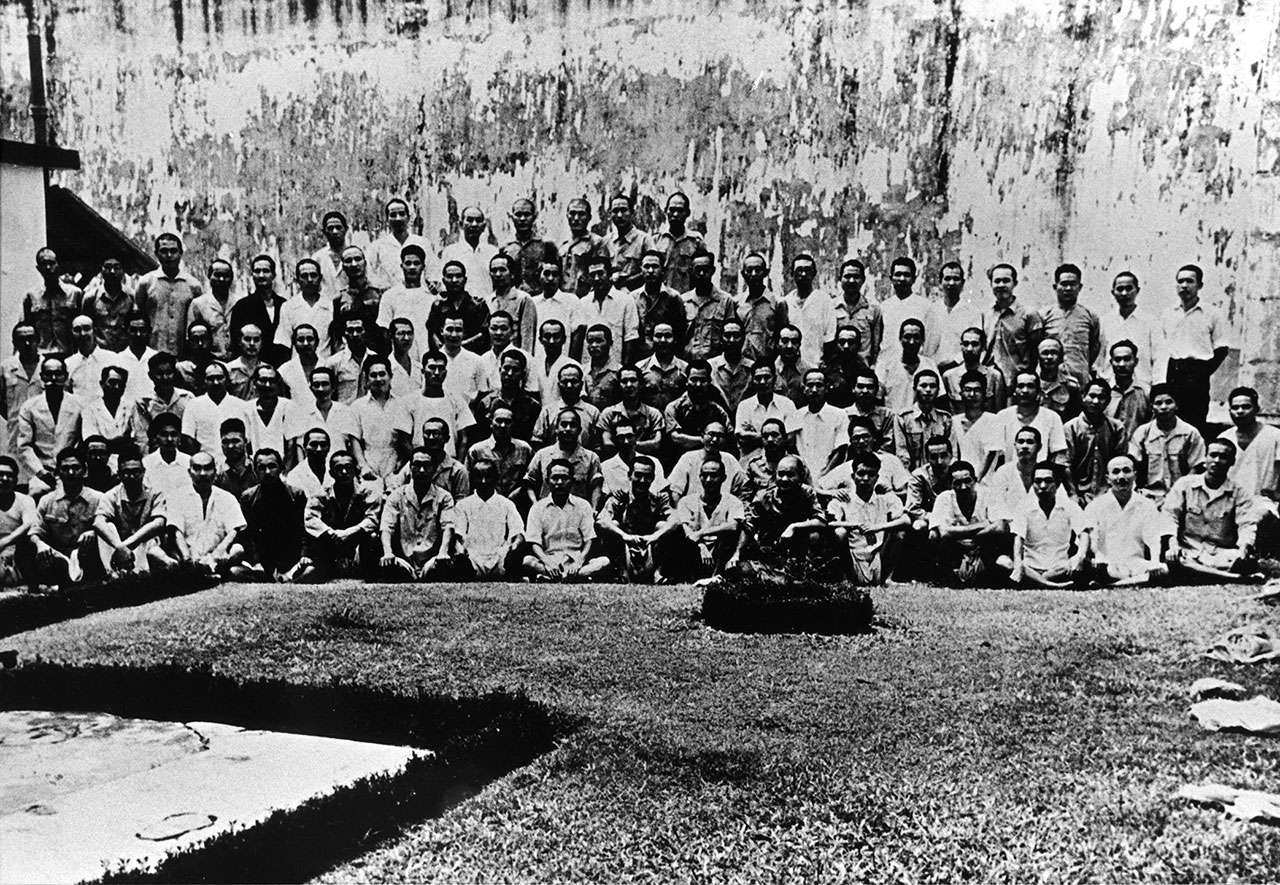 오트럼 형무소에서 스가모 프리즌으로 이송되기 직전의 전범들.(1951년 8월) 맨 뒷줄 오른쪽에서 두 번째가 저자.