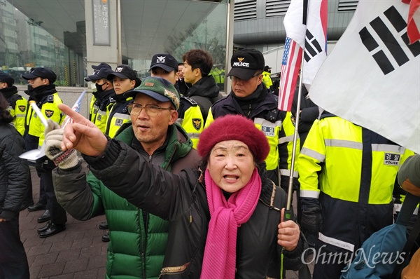  평창동계올림픽에 참가하는 북한예술단 공연을 위해 22일 오후 현송월 단장 등 사전점검단이 서울 장충체육관을 방문할 예정인 가운데, 보수단체 회원들이 태극기와 성조기를 들고 규탄시위를 벌이고 있다.