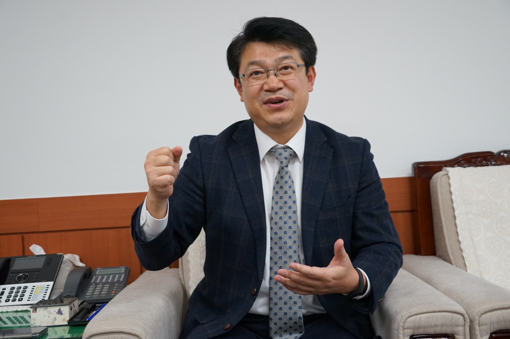 복기왕 아산시장은 제17대 국회의원, 민선5·6기 아산시장 경험을 바탕으로 충남도지사 선거에 도전한다고 밝혔다. 