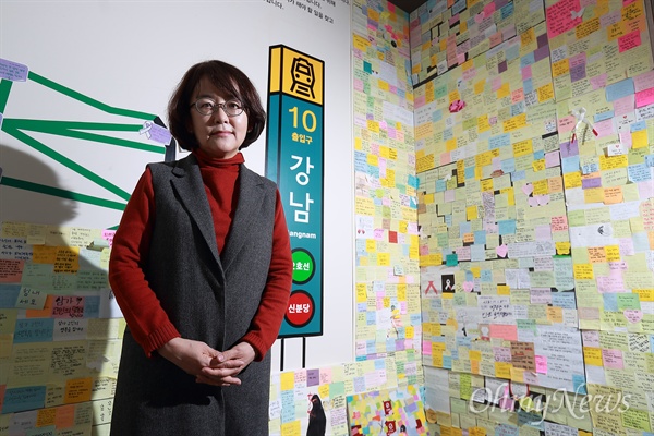 강남역 살인사건 당시 시민들이 붙여 놓은 포스트잇앞에 선 신경아 한림대 교수.
