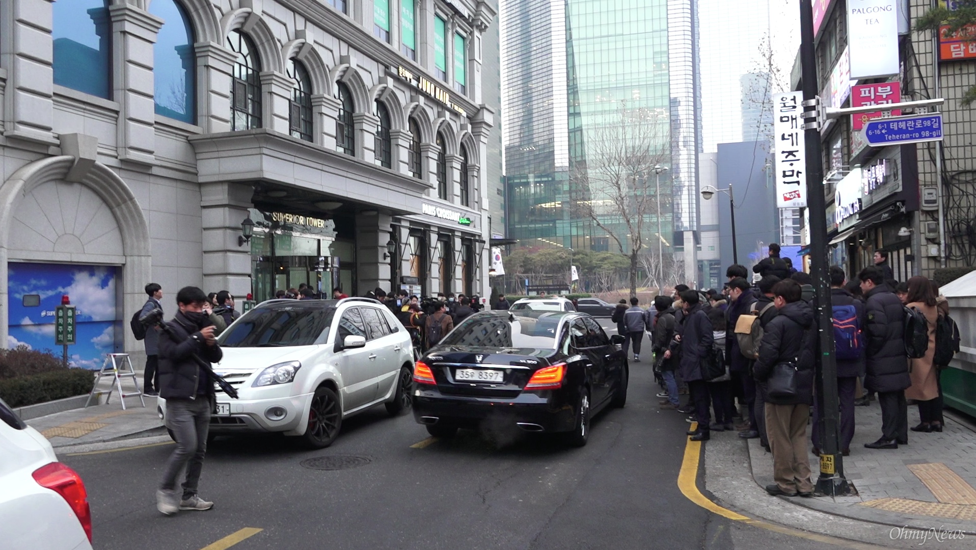 2018년 1월 23일, 서울 강남구 삼성동 소재 이명박 전 대통령 사무실 건물 앞. 기자들이 이명박 전 대통령의 기자회견을 취재하기 위해 모여 있다.