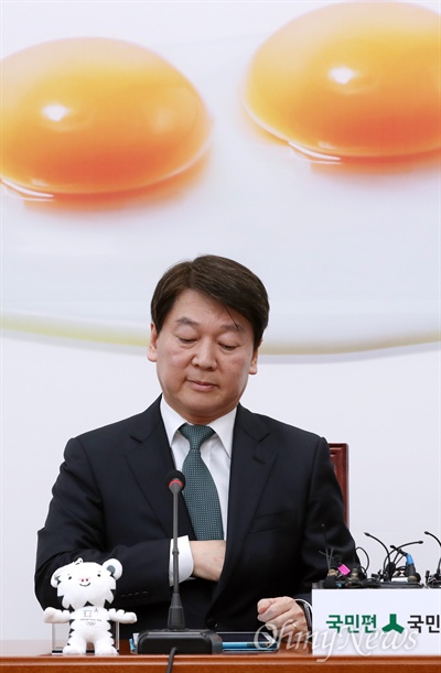 안철수 국민의당 대표가 지난 1월 23일 오후 국회 본관 당대표실에서 기자간담회를 하고 있다. 