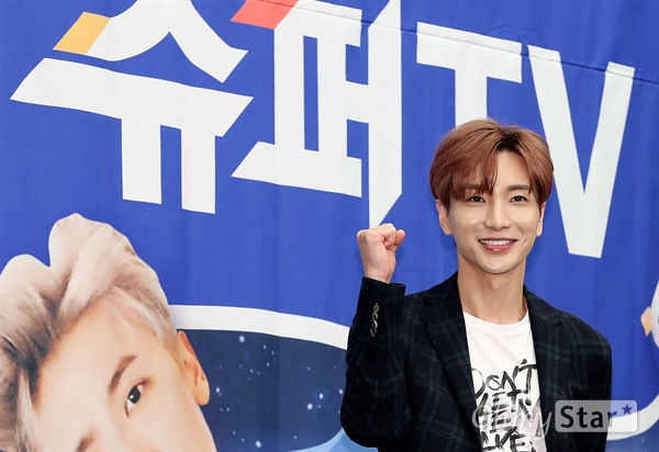 이특, '슈퍼TV' 화이팅! 슈퍼주니어의 이특이 23일 오후 서울 상암동의 한 호텔에서 열린 XtvN i돌아이어티 <슈퍼TV> 제작발표회에서 포즈를 취하고 있다. <슈퍼TV>는 슈퍼주니어 멤버들이 자신들의 이름을 전면에 내세우며 모든 예능 프로그램의 포맷을 자신들만의 방식으로 재창조한 예능 문법 파괴 버라이어티 프로그램이다. 26일 금요일 오후 11시 첫 방송.