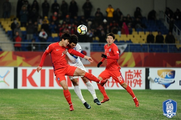  한국 대표팀이 23일 오후 중국 장쑤성의 쿤산스포츠센터에서 열린 ‘2018 아시아축구연맹(AFC) U-23 챔피언십’ 준결승전에서 우즈베키스탄에 1-4로 패했다. 