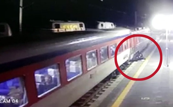 지난달 23일 오후 6시 32분께 충북 단양역에서 6세 여아가 열차 출입문에 끼인 채 5m 가량 끌려가는 아찔한 사고가 난 사실이 뒤늦게 알려졌다. 사진은 사고 당시의 모습이 촬영된 폐쇄회로 TV의 모습. 