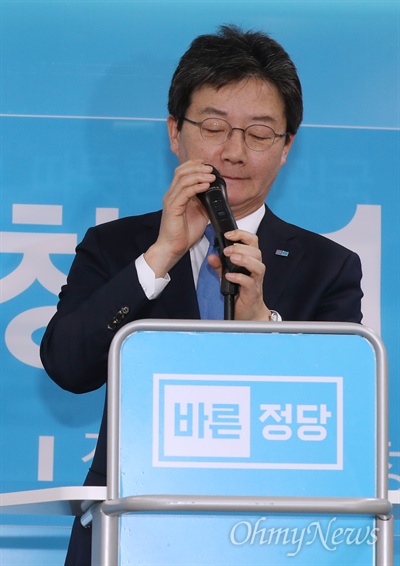 바른정당 유승민 대표가 지난 24일 오전 서울 여의도 당사에서 열린 창당 1주년 행사에서 인사말 하고 있다. 