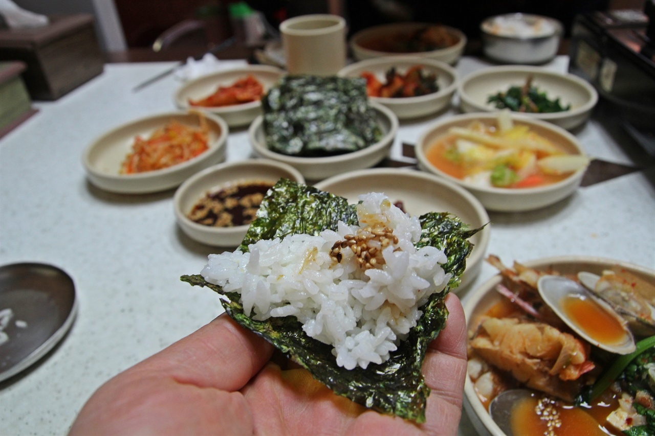 구운 김에 밥을 싸먹는 맛은 꿀맛이다.
