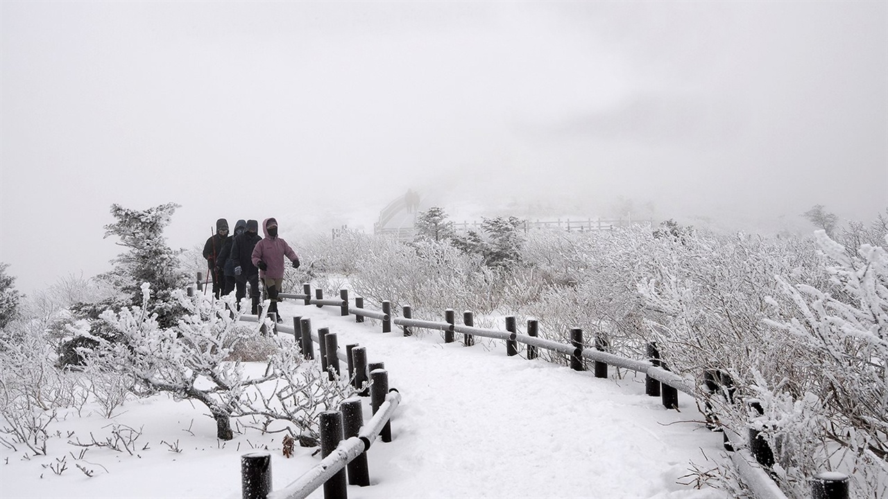 바람이 불고 눈보라가 휘몰아쳐도 산을 찾는 이들은 멈추지 않는다. 국립공원관리공단에서 폭설이나 악천후에 통제를 하면 공단 직원의 눈을 피해서라도 산으로 들어갈 길을 어떻게든 찾아간다. 마찬가지로 오색마을이 군사정권에 의해 획일적으로 개발되지 않고 예전 모습에서 서서히 변화를 해왔고, 어느 정도는 예전 모습을 유지하고 있었다면 오히려 더 많은 사람들에게 관심을 받을 수 있었다. 교통이 조금 불편하고, 먹고 자는 일이 다소 번거롭고 불편하다고 해서 마음의 위안을 얻을 풍경을 놓칠 사람은 없다.