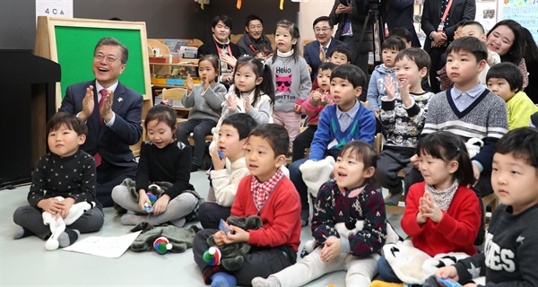 문재인 대통령이 24일 오전 보육정책과 관련한 현장 방문으로 서울 도봉구 한그루 어린이집을 방문해 어린이들과 마술공연을 관람하고 있다.