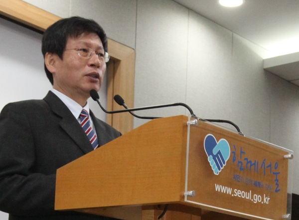 기자회견에서 김환균 언론노조위원장이 발언을 하고 있다.