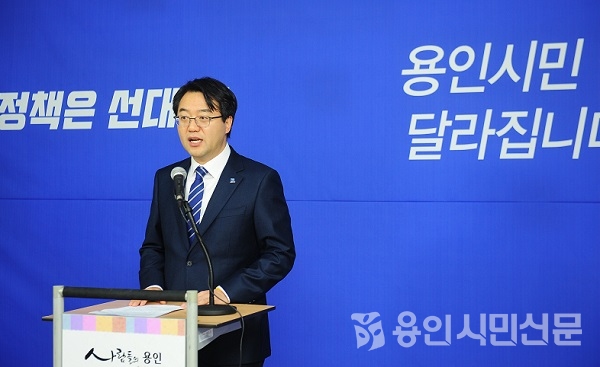 선대인 경제연구소 소장이 22일 기자회견을 열고 6월 열릴 7대 전국동시지방선거에서 용인시장에 나설 것이라고 밝히고 있다.