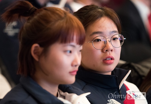  24일 오후 서울 송파구 올림픽파크텔에서 열린 2018 평창동계올림픽대회 대한민국 선수단 결단식에 아이스하키 엄수연 선수가 참석하고 있다. 