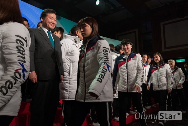  24일 오후 서울 송파구 올림픽파크텔에서 열린 2018 평창동계올림픽대회 대한민국 선수단 결단식에서 여자 아이스하키대표선수들이 이낙연 총리 앞을 지나고 있다.