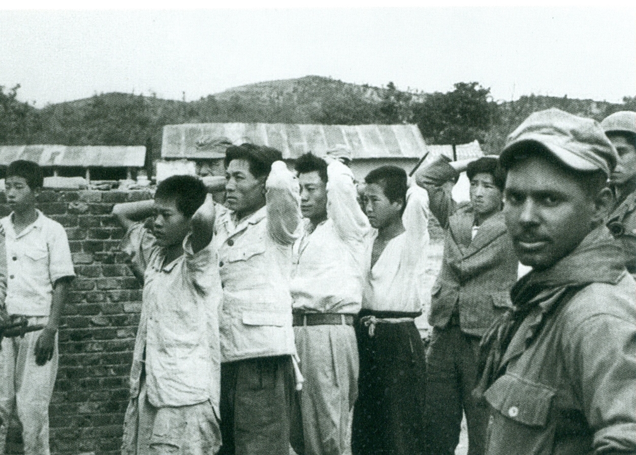 1950년 9월 말 영동군의 부역혐의자 호송장면.
사진 출처, 박도사진집