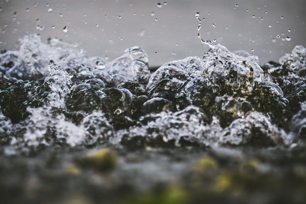 물은 99도의 온도에서 물로서의 본질을 지키려고 인내심을 발휘한다. 거기에서 그만 중지하면 물은 수증기가 되지 않지만, 1도만 더하여 임계점이 지나면 물은 펄펄 끓어 수증기가 된다. 