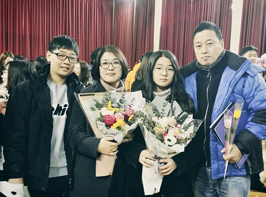 지난해 초 내토초등학교 졸업식에서 용하·정원 남매가 부모님과 함께 찍은 기념사진. 지금이야 학교가 다르지만 초등학교 때 쌍둥이 남매는 단짝처럼 항상 붙어 다녔다.