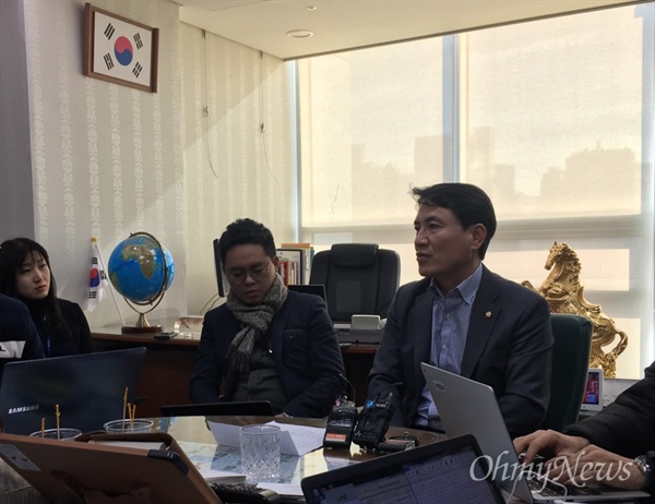 김진태 자유한국당 의원이 25일 선거법 위반 혐의 무죄 확정 직후 기자간담회를 열고 있다.