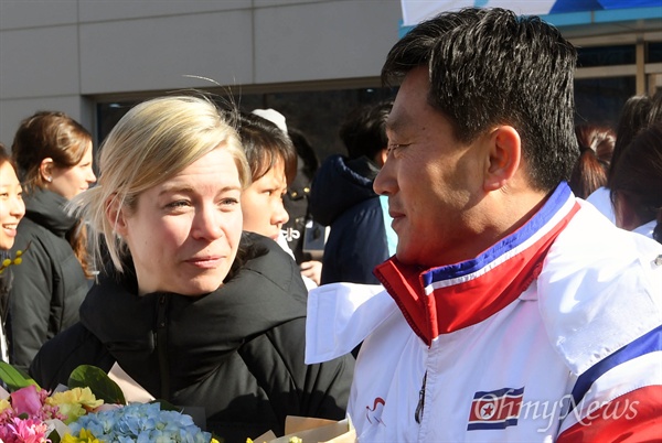 반갑게 인사 나누는 남-북 감독들 남북 단일팀을 구성해 평창 동계올림픽에 출전할 북한 여자 아이스하키 선수단이 25일 오후 충청북도 진천군 국가대표선수촌 빙상훈련장에 도착한 가운데, 세라 머리 감독과 박철호 북한 감독이 인사를 나누고 있다.