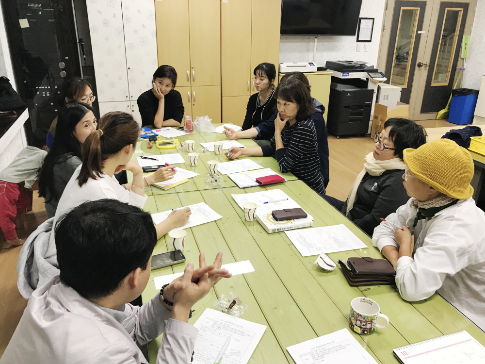 매달 한 번, 각 반에서는 교사와 학부모가 저녁시간에 반모임으로 만난다. 좋은 학교를 만들어 가기 위해 근무시간 이후에도 기꺼이 시간을 내는 선생님들이 있었기에 가능한 일이었다. 학부모와 교사들의 신뢰를 구축하는 데 큰 도움이 되었다. 반모임에서는 그 달의 교육과정에 대해 이야기를 나누고 아이들의 학교생활에 대해 깊이있는 토론이 이루어진다.