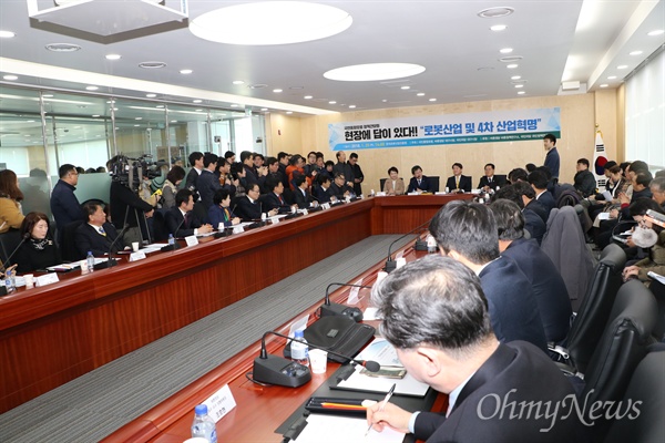  안철수 국민의당 대표와 유승민 바른정당 대표는 25일 오후 대구시 북구 노원동 한국로봇산업진흥원에서 열린 국민통합포럼 정책간담회에 참석했다.