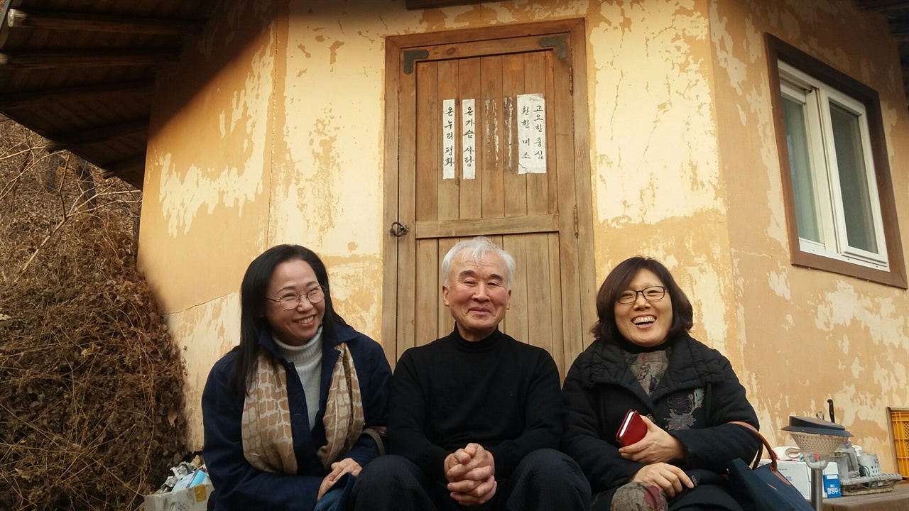 이병철 선생님과 지인들이 한 달에 한번씩 독서모임하는 '한심당' 앞에서 기념촬영한 일행들. 이민숙(왼쪽), 명혜정(오른쪽) 