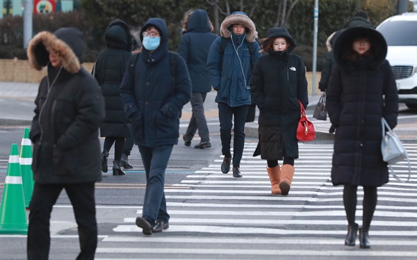 전국 곳곳에 한파 특보가 내린 26일 오전 서울 광화문역 인근에서 중무장한 시민들이 출근길을 재촉하고 있다